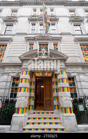 Christie's, Londres, Royaume-Uni. 6 octobre 2023. L'artiste Lakwena MacIver a décoré l'extérieur et l'intérieur de Christie's pour la semaine Frieze. Crédit : Malcolm Park/Alamy Live News Banque D'Images