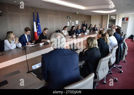 Paris, France. 06 octobre 2023. Des représentants d’entreprises et d’associations rencontrent la ministre française des Solidarités et de la famille Aurore Berge pour signer une charte d’engagement pour les aidants naturels à Paris, France, le 6 octobre 2023. Photo de Firas Abdullah/ABACAPRESS.COM crédit : Abaca Press/Alamy Live News Banque D'Images