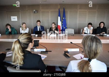 Paris, France. 06 octobre 2023. Des représentants d’entreprises et d’associations rencontrent la ministre française des Solidarités et de la famille Aurore Berge pour signer une charte d’engagement pour les aidants naturels à Paris, France, le 6 octobre 2023. Photo de Firas Abdullah/ABACAPRESS.COM crédit : Abaca Press/Alamy Live News Banque D'Images