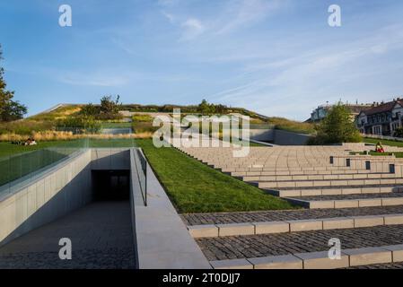 Toit du Musée d'Ethnographie dans le Parc de la ville avec pavage plus des milliers de fleurs, arbustes, feuilles persistantes, et herbes, conçu par Marcel Ferencz, Banque D'Images