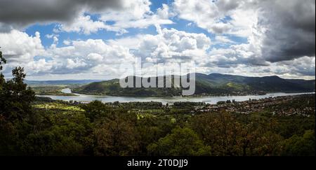 Vue panoramique ultra grand angle de la courbe du Danube (Dunakanyar) en Hongrie vue d'en haut, ciel nuageux spectaculaire Banque D'Images