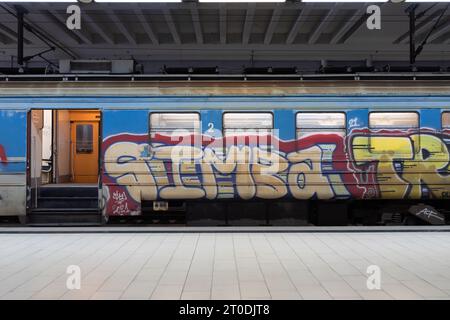 Un vieux train parsemé de graffitis traverse la gare principale souterraine de Prokop à Belgrade, en Serbie Banque D'Images