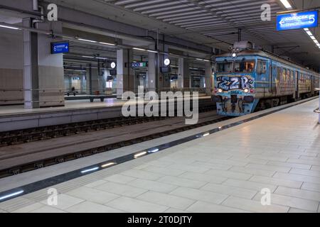 Un vieux train parsemé de graffitis traverse la gare principale souterraine de Prokop à Belgrade, en Serbie Banque D'Images