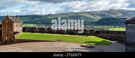 Vue panoramique de la ville de Stirling et canons pointant vers l'extérieur pour défendre le château, l'Écosse. Banque D'Images