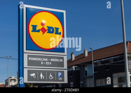 Valjevo, Serbie - 24 mars 2023 : enseigne de la chaîne de supermarchés LIDL sur le parking. LIDL est une chaîne allemande de supermarchés discount, basée à Neckarsulm, Bad Banque D'Images