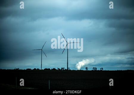 Transition énergétique : éoliennes dans les champs le long de l'autoroute en Allemagne, en arrière-plan lighnite centrales thermiques au charbon Lippendorf pow Banque D'Images