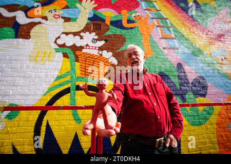 Morph et son co-créateur Peter Lord visitent une nouvelle murale à Cabot Circus, Bristol, intitulée « A cracking Day Out in Bristol », mettant en vedette une foule de personnages d'animation Aardman sur un immense mur peint de 1400 pieds carrés. Date de la photo : Vendredi 6 octobre 2023. Banque D'Images