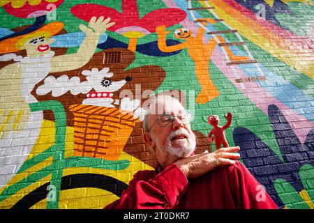 Morph et son co-créateur Peter Lord visitent une nouvelle murale à Cabot Circus, Bristol, intitulée « A cracking Day Out in Bristol », mettant en vedette une foule de personnages d'animation Aardman sur un immense mur peint de 1400 pieds carrés. Date de la photo : Vendredi 6 octobre 2023. Banque D'Images