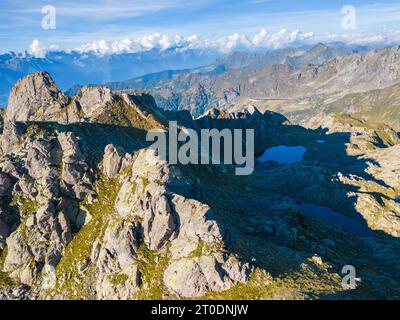 Vue aérienne du Lago Piazzotti au coucher du soleil. Ornica, Val Salmurano, Val Brembana, Alpi Orobie, Bergame, Bergame province, Lombardie, Italie, Europe. Banque D'Images