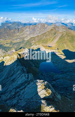 Vue aérienne du Lago Piazzotti au coucher du soleil. Ornica, Val Salmurano, Val Brembana, Alpi Orobie, Bergame, Bergame province, Lombardie, Italie, Europe. Banque D'Images