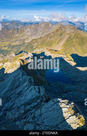 Vue aérienne du Lago Piazzotti au coucher du soleil. Ornica, Val Salmurano, Val Brembana, Alpi Orobie, Bergame, Bergame province, Lombardie, Italie, Europe. Banque D'Images