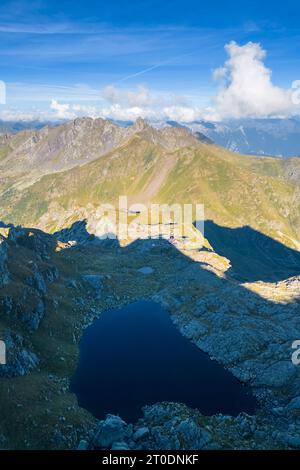 Vue aérienne du Lago Piazzotti au coucher du soleil. Ornica, Val Salmurano, Val Brembana, Alpi Orobie, Bergame, Bergame province, Lombardie, Italie, Europe. Banque D'Images