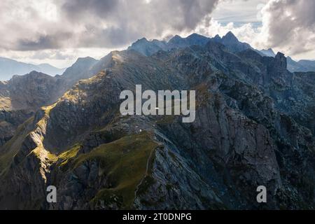 Vue aérienne du Lago Piazzotti au coucher du soleil. Ornica, Val Salmurano, Val Brembana, Alpi Orobie, Bergame, Bergame province, Lombardie, Italie, Europe. Banque D'Images