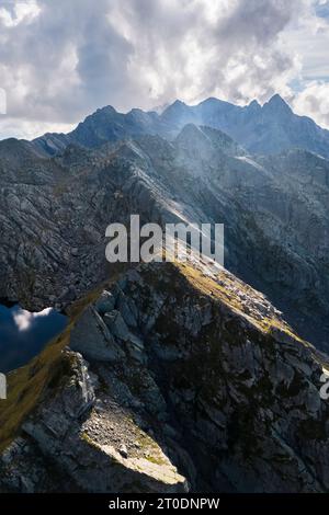 Vue aérienne du Lago Piazzotti au coucher du soleil. Ornica, Val Salmurano, Val Brembana, Alpi Orobie, Bergame, Bergame province, Lombardie, Italie, Europe. Banque D'Images