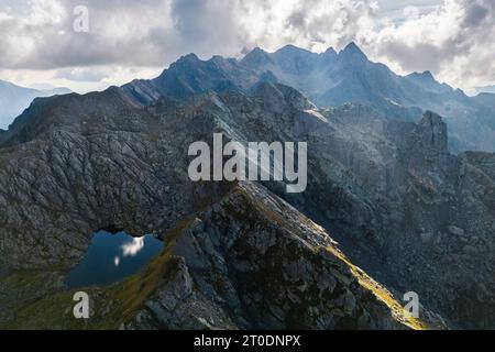 Vue aérienne du Lago Piazzotti au coucher du soleil. Ornica, Val Salmurano, Val Brembana, Alpi Orobie, Bergame, Bergame province, Lombardie, Italie, Europe. Banque D'Images