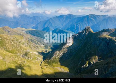 Vue aérienne du Rifugio Benigni au coucher du soleil. Ornica, Val Salmurano, Val Brembana, Alpi Orobie, Bergame, Bergame province, Lombardie, Italie, Europe. Banque D'Images