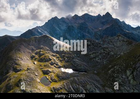 Vue aérienne du Lago Piazzotti au coucher du soleil. Ornica, Val Salmurano, Val Brembana, Alpi Orobie, Bergame, Bergame province, Lombardie, Italie, Europe. Banque D'Images