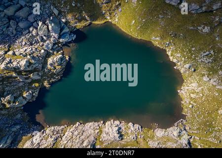 Vue aérienne du Lago Piazzotti au coucher du soleil. Ornica, Val Salmurano, Val Brembana, Alpi Orobie, Bergame, Bergame province, Lombardie, Italie, Europe. Banque D'Images