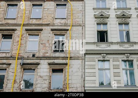 Photo symbolique sur le thème de la rénovation de bâtiments anciens. Un immeuble résidentiel à rénover à Berlin se trouve à côté d'une maison qui a déjà été rénovée. Berlin, 6 octobre 2023. Banque D'Images