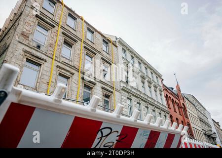 Photo symbolique sur le thème de la rénovation de bâtiments anciens. Un immeuble résidentiel à rénover à Berlin se trouve à côté d'une maison qui a déjà été rénovée. Berlin, 6 octobre 2023. Banque D'Images