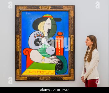 Londres, Royaume-Uni. 6 octobre 2023. Le chef-d'œuvre Femme à la montre de Pablo Picasso en 1932, offert par l'une des plus grandes mécènes et collectionneuses, Emily Fisher Landau, estime que plus de 120 millions de dollars seront vendus à New York mais exposés chez Sothebys à Londres. Crédit : Guy Bell/Alamy Live News Banque D'Images