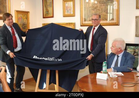 Terni, Italie. 07 octobre 2023. Cérémonie de remise des timbres Alberto Tiberi et Claudio Vescovi ils découvrent le timbre dédié Championnat mondial d'escrime Conférence d'accueil et d'inauguration 2023 10 02 lors du Championnat mondial d'escrime paralympique, Sword Match à Terni, Italie, octobre 07 2023 crédit : Agence photo indépendante / Alamy Live News Banque D'Images