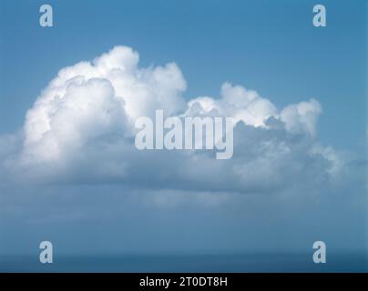 Nuages dans le ciel bleu au-dessus de la mer des Caraïbes Banque D'Images
