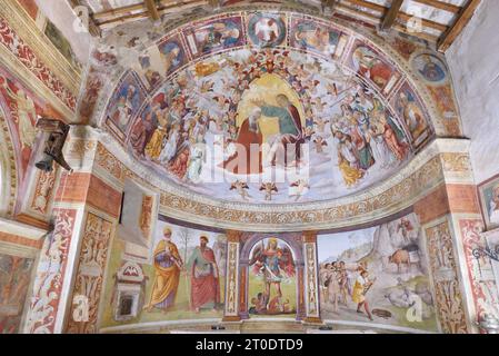 Gavelli, fraction de Sant'Anatolia di Narco (Italie, Ombrie, Valnerina - province de Pérouse), église de San Michele Arcangelo. Cycle apsidal de fresques de Giovanni di Pietro, connu sous le nom de Lo Spagna, couronnement de la Vierge (bassin apsidal), la SS. Pierre et Paul, St. Michel l'Archange, le Miracle du Gargano (tambour) Banque D'Images