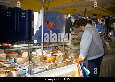 Marché français Sutton High Street Surrey Femme achetant du fromage Banque D'Images