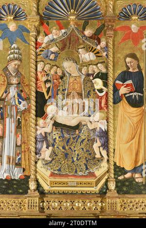 Belforte del Chienti (Italie, Marches - province de Macerata), église de Sant'Eustachio. Giovanni Boccati, Polyptyque, 15e siècle. (Détail central, Madone et enfant avec des musiciens d'ange, un ange offre un finch d'or à l'enfant Christ), 1468 Banque D'Images