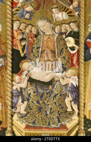 Belforte del Chienti (Italie, Marches - province de Macerata), église de Sant'Eustachio. Giovanni Boccati, Polyptyque, 15e siècle. (Détail central, Madone et enfant avec des musiciens d'ange, un ange offre un finch d'or à l'enfant Christ), 1468 Banque D'Images