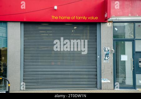 Londres, Royaume-Uni. 6 octobre 2023. Les volets tombent pour Wilko à Tooting alors que la chaîne de vente au détail entre dans l'administration. Crédit : JOHNNY ARMSTEAD/Alamy Live News Banque D'Images