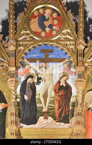 Belforte del Chienti (Italie, Marches - province de Macerata), église de Sant'Eustachio. Giovanni Boccati, Polyptyque, 15e siècle. (Détail central d'ordre supérieur, Crucifixion avec la Vierge et Marie Madeleine), 1468 Banque D'Images