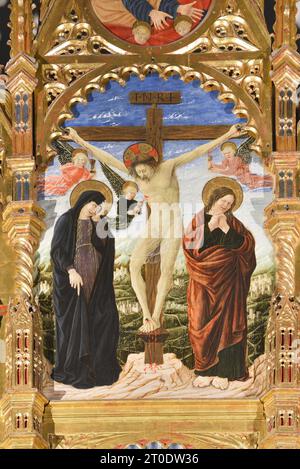 Belforte del Chienti (Italie, Marches - province de Macerata), église de Sant'Eustachio. Giovanni Boccati, Polyptyque, 15e siècle. (Détail central d'ordre supérieur, Crucifixion avec la Vierge et Marie Madeleine), 1468 Banque D'Images