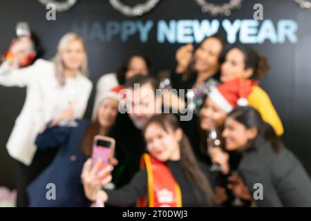 Prenons un selfie !! Un groupe de gens d'affaires divers et collègues s'amusant ensemble à une fête du nouvel an d'affaires. Une célébration de travail d'équipe d'un Banque D'Images