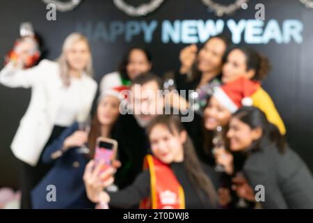 Prenons un selfie !! Un groupe de gens d'affaires divers et collègues s'amusant ensemble à une fête du nouvel an d'affaires. Une célébration de travail d'équipe d'un Banque D'Images