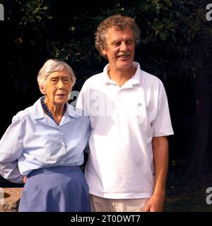 Portrait d'une femme de quatre-vingt-dix ans avec son neveu Banque D'Images