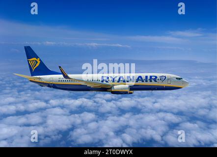 Boeing 737-800 de Ryanair en vol. Banque D'Images