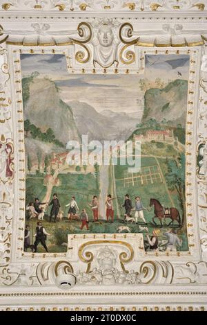 Piobbico (Italie, Marches - province de Pesaro-Urbino), Château de Brancaleoni, appartement noble, Chambre romaine. Cycle de fresques attribuées à Damiani da Gubbio et stucs de Federico Brandani. Scène de chasse du comte Antonio avec vue sur le village de Piobbico et le château de Brancaleoni, 16e siècle Banque D'Images