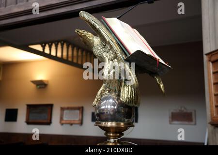 St Luke's Church Gold Eagle Lectern Sydney Street Chelsea Londres Angleterre - aigle représentant Saint Jean l'évangéliste Banque D'Images