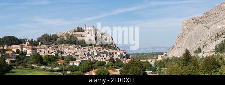 Sisteron, France, 5 octobre 2023. Sisteron et sa citadelle emblématique en vue panoramique, nichée dans les Alpes, est une destination touristique Banque D'Images