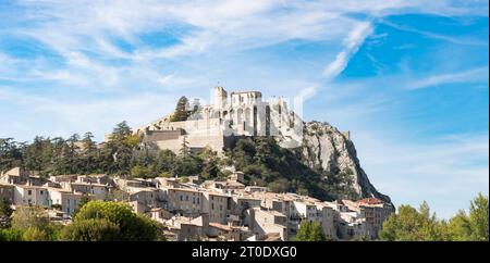 Sisteron et sa citadelle emblématique en vue panoramique, nichée dans les Alpes, est une destination touristique et un véritable joyau français pour les touristes Banque D'Images