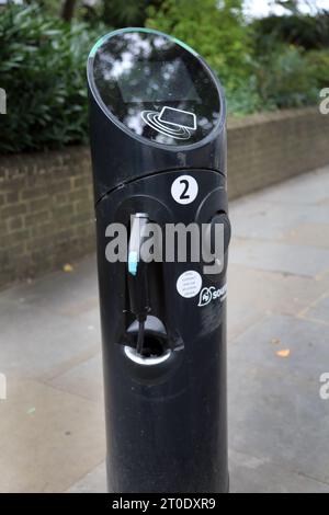 Point de recharge de véhicule électrique avec Contact Payment Sydney Street Chelsea Londres Angleterre Banque D'Images