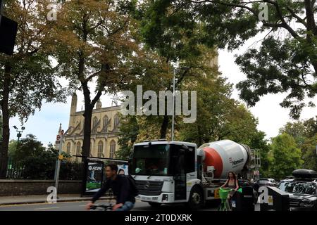 Arrêt de bus et camion Cement Mixer devant St Luke's Church Sydney Street Chelsea Londres Angleterre Banque D'Images