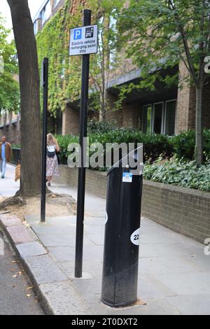 Point de recharge de véhicule électrique avec Contact Payment Sydney Street Chelsea Londres Angleterre Banque D'Images