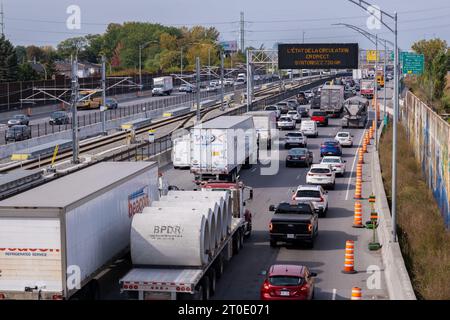 Brossard, CA - 5 octobre 2023 : embouteillage sur l'autoroute A-10 Banque D'Images
