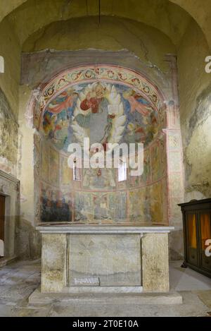 Ferentillo (Ombrie - tr), abbaye de San Pietro in Valle. Intérieur de l'église, zone du presbytère, autel ursus Banque D'Images