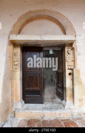 Ferentillo (Ombrie - tr), abbaye de San Pietro in Valle. Portail du cloître Banque D'Images