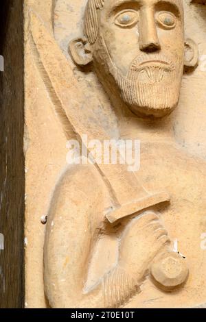 Ferentillo (Ombrie - tr), abbaye de San Pietro in Valle. Portail du cloître, détail avec sculpture de Saint Paul Banque D'Images