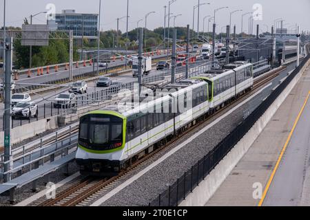 Brossard, CA - 5 octobre 2023 : train réseau express métropolitain (REM) sur la gare centrale - ligne Brossard Banque D'Images